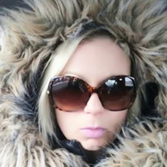 Meet your Posher, Amanda - Picture 1 of 1